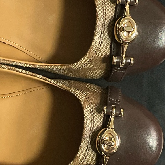 Gently used coach flats. Please not the shoes will be sold w/out the box. - Picture 1 of 5